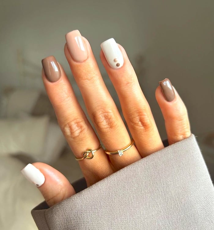 Brown minimalist nails for fall.