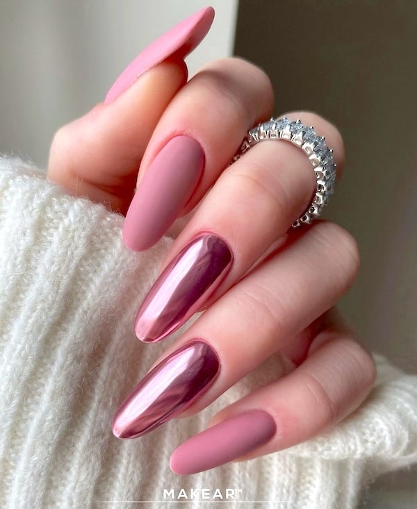 Pink chrome and matte nails.