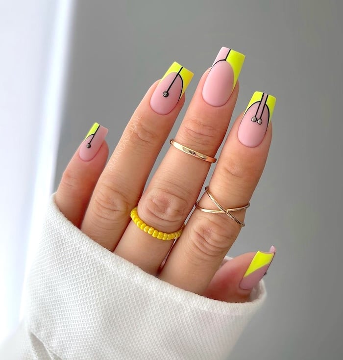 Yellow and black abstract neon nails.