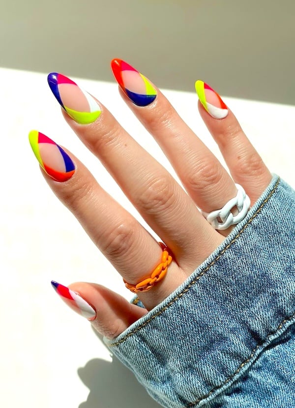 Bright geometric outlines summer nails.