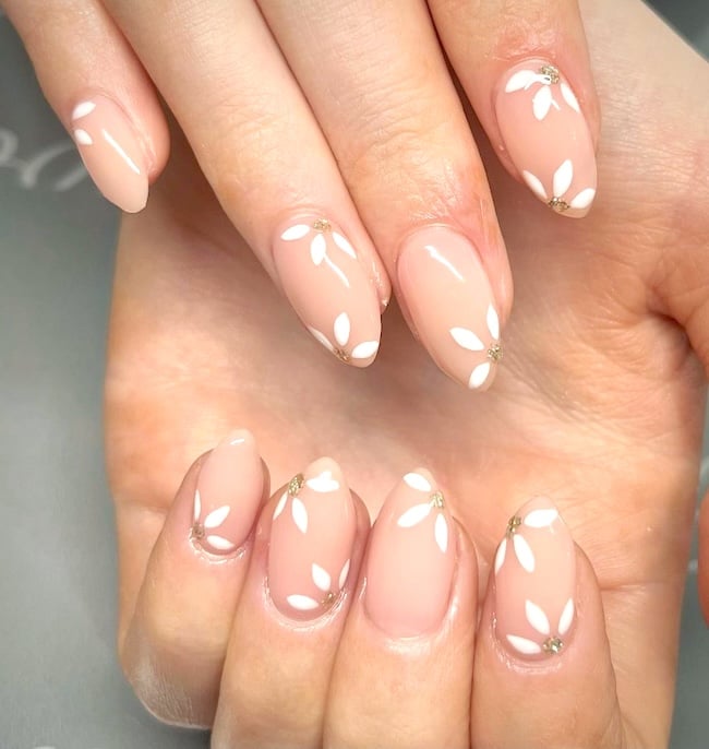 Nude daisy nails.