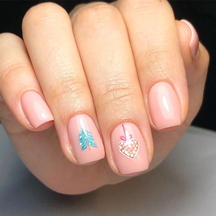 Christmas minimalist nails.