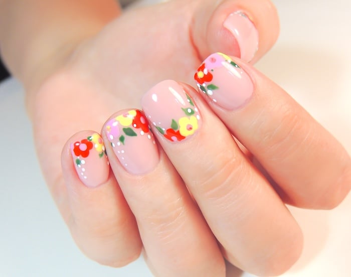 Short flower nails for the month of April.