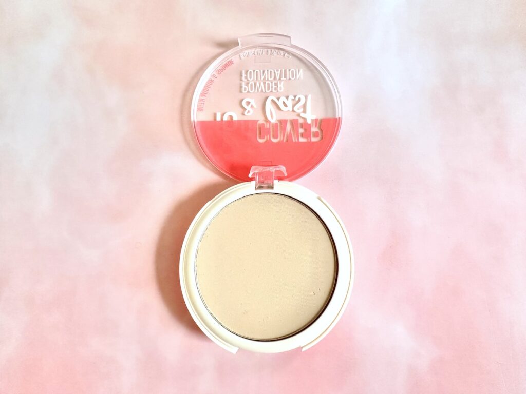 Essence 16h Cover & Last Powder Foundation in the shade Classic Vanilla, open compact, flatlay.