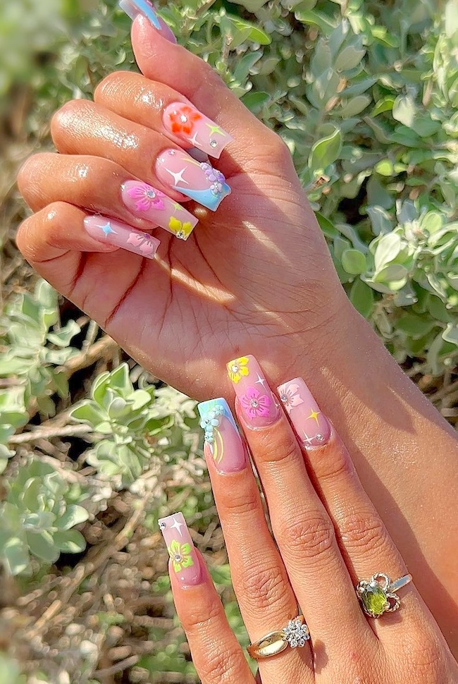 Flower pastel spring nails.