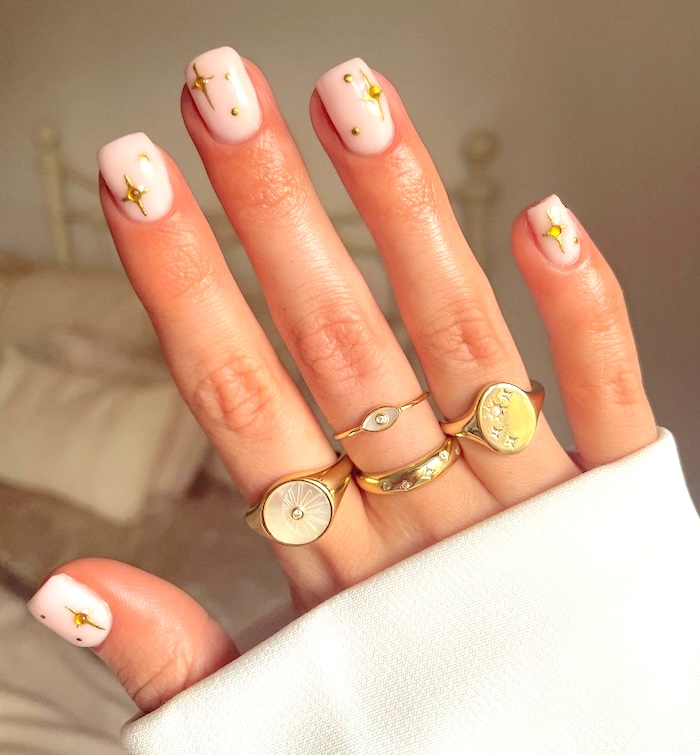 Gold stars manicure.