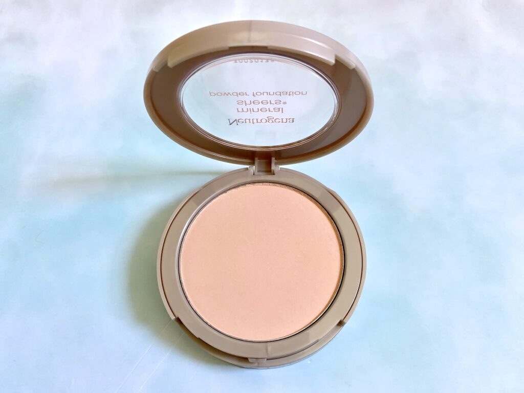 Neutrogena Mineral Sheers Powder Foundation in the shade 20 Natural Ivory with lid opened.