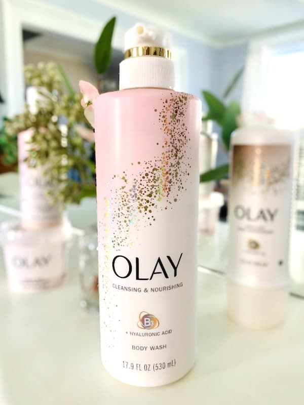 Olay Cleansing & Nourishing Vitamin B3 + Hyaluronic Acid Body Wash