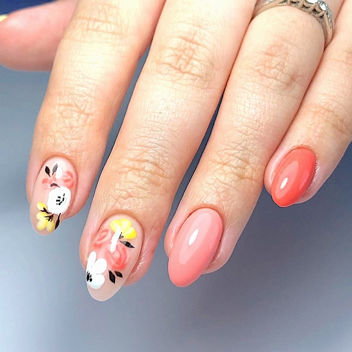 Painted flowers peach nails.