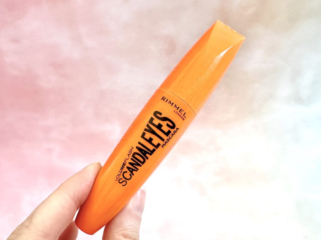 Rimmel Scandaleyes Mascara handheld in the shade Extreme Black. 