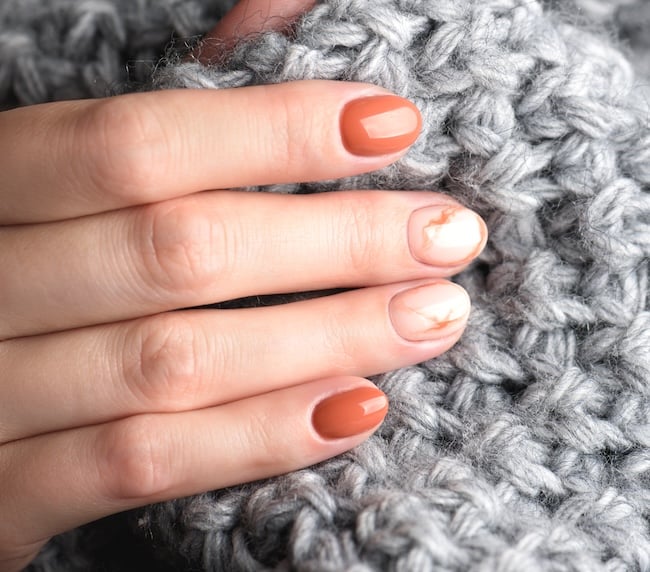 Short rust marble nails for autumn.