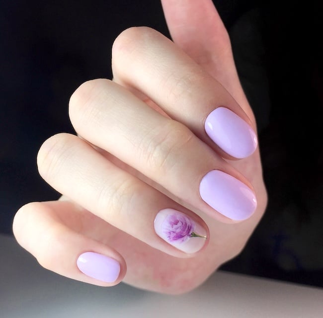 Lavender flower nails that are cut short.