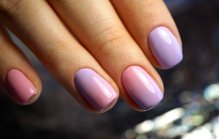 Short purple pink ombre nails.