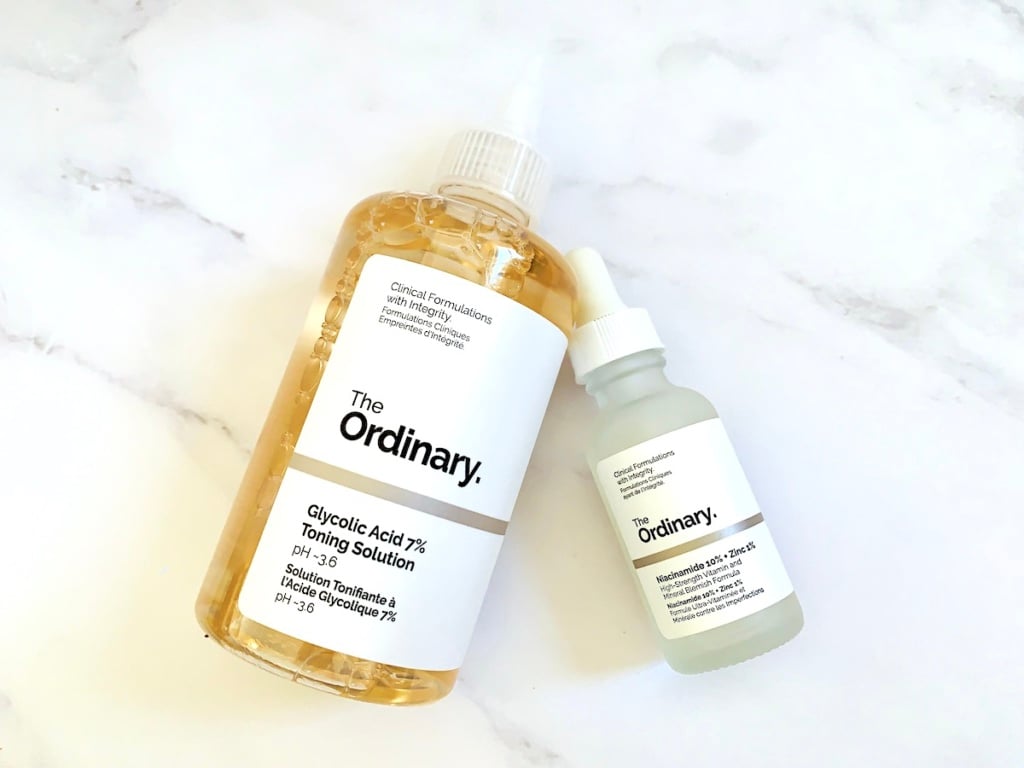 The Ordinary Glycolic Acid 7% Toning Solution and The Ordinary Niacinamide 10% + Zinc 1% flatlay on marble background