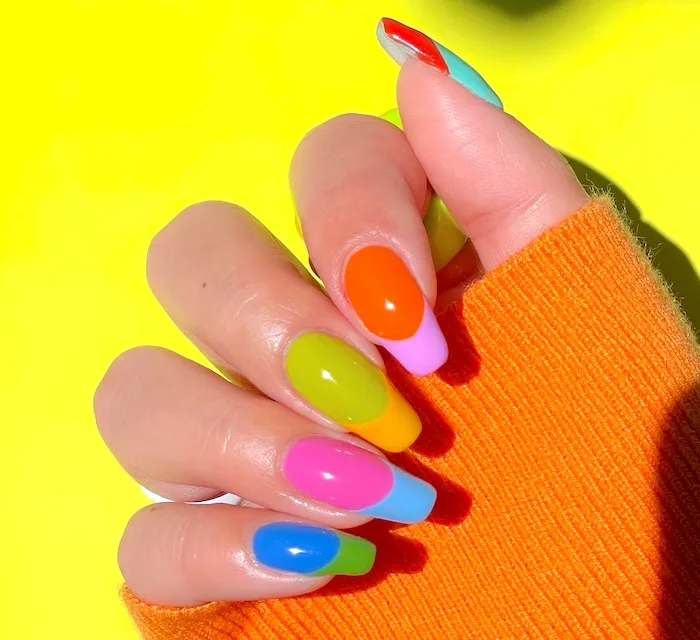 Bright summer nails with multi-color tips.