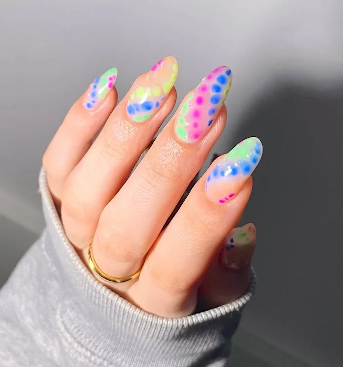 Swirl dot May nails.