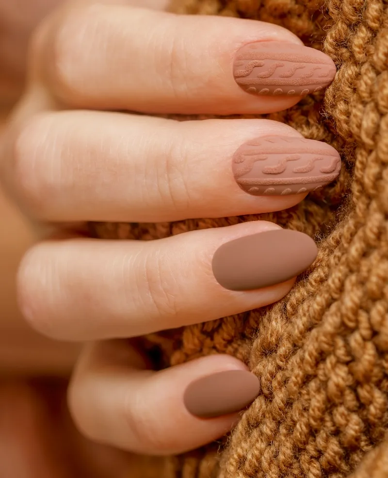 Taupe brown knit winter nails on taupe knitted sweater.