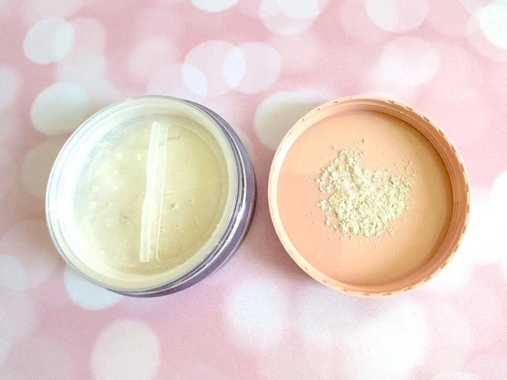 e.l.f. Halo Glow Loose Setting Powder in the shade Light, open jar with powder sample on inside of cap.