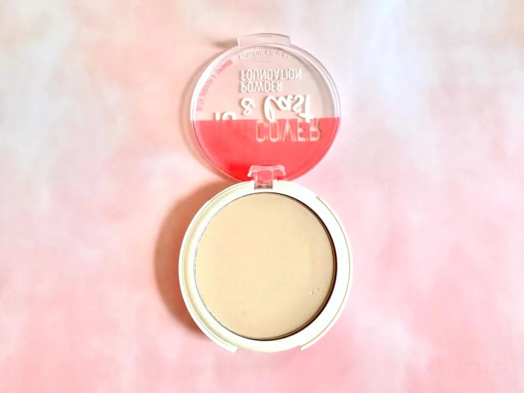 Essence 16h Cover & Last Powder Foundation in the shade Classic Vanilla, open compact, flatlay.