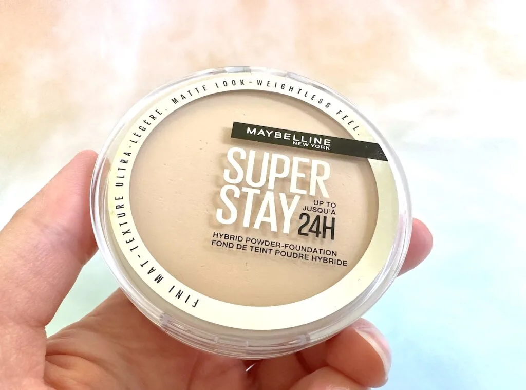 Maybelline Super Stay Up to 24HR Hybrid Powder Foundation, handheld.