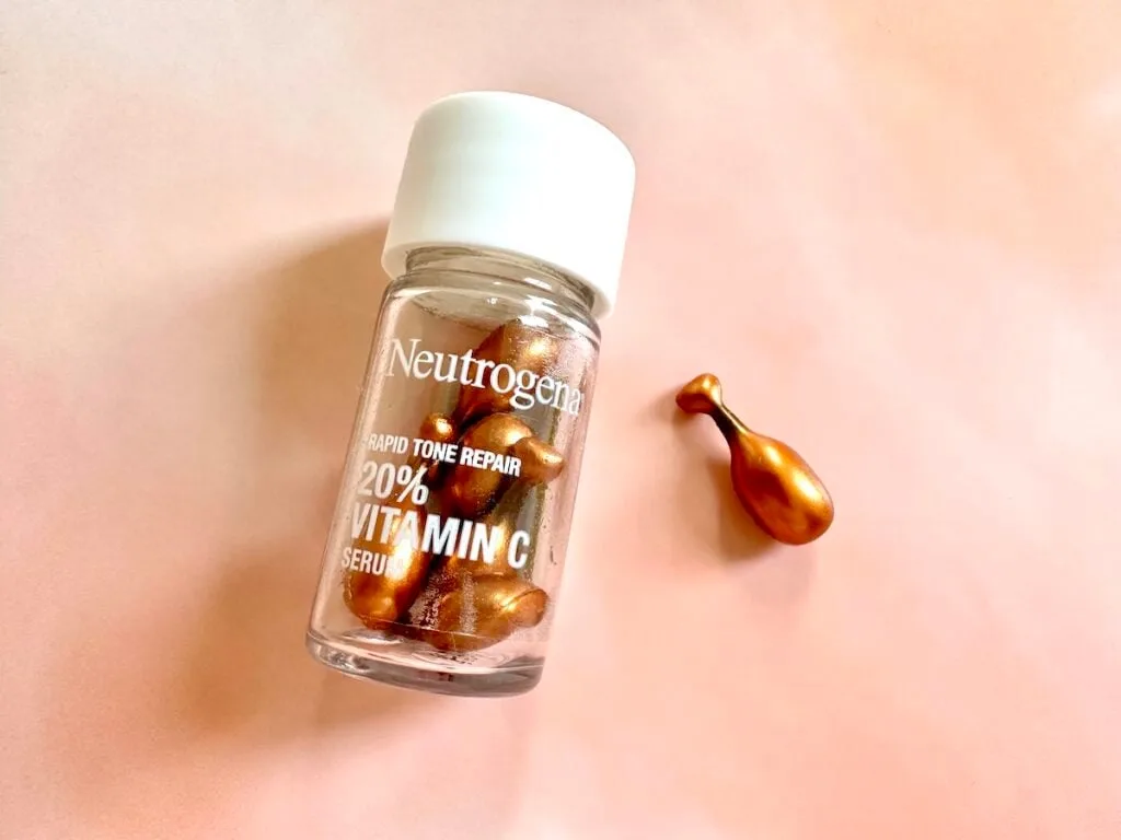 Neutrogena Rapid Tone Repair 20% Vitamin C Serum Capsules, flatlay.