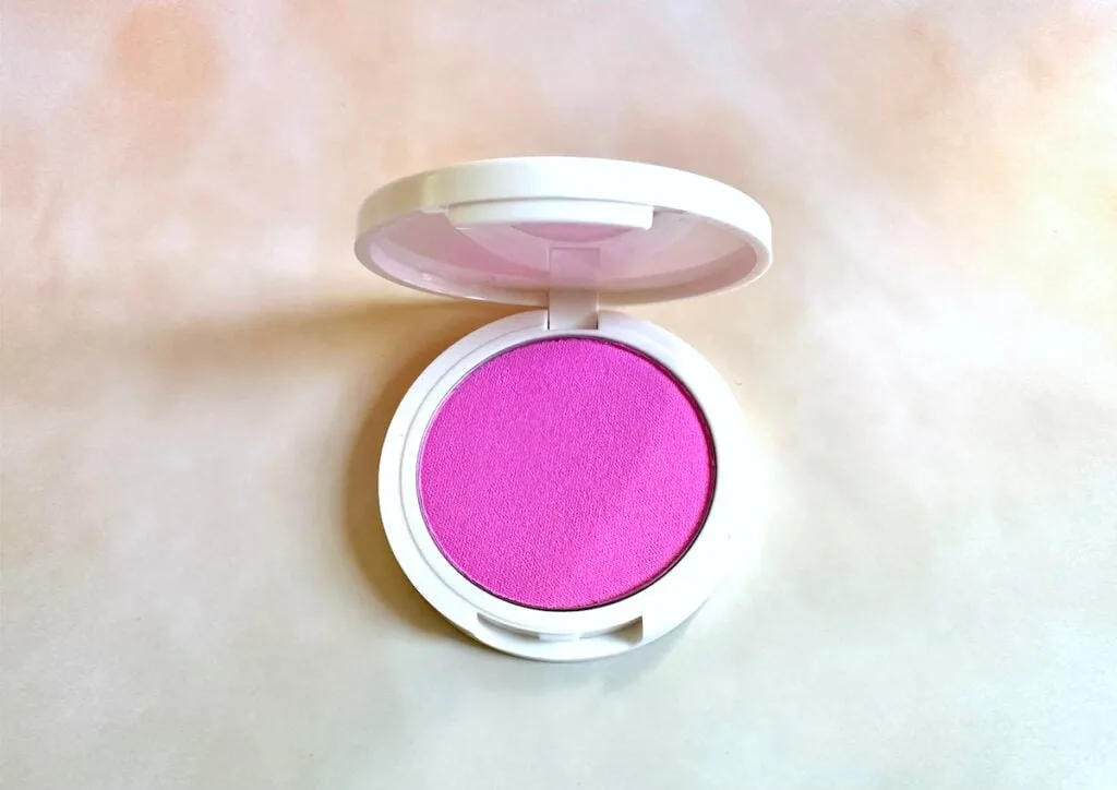 Persona Super Blush in the shade Bubble, open compact, flatlay.