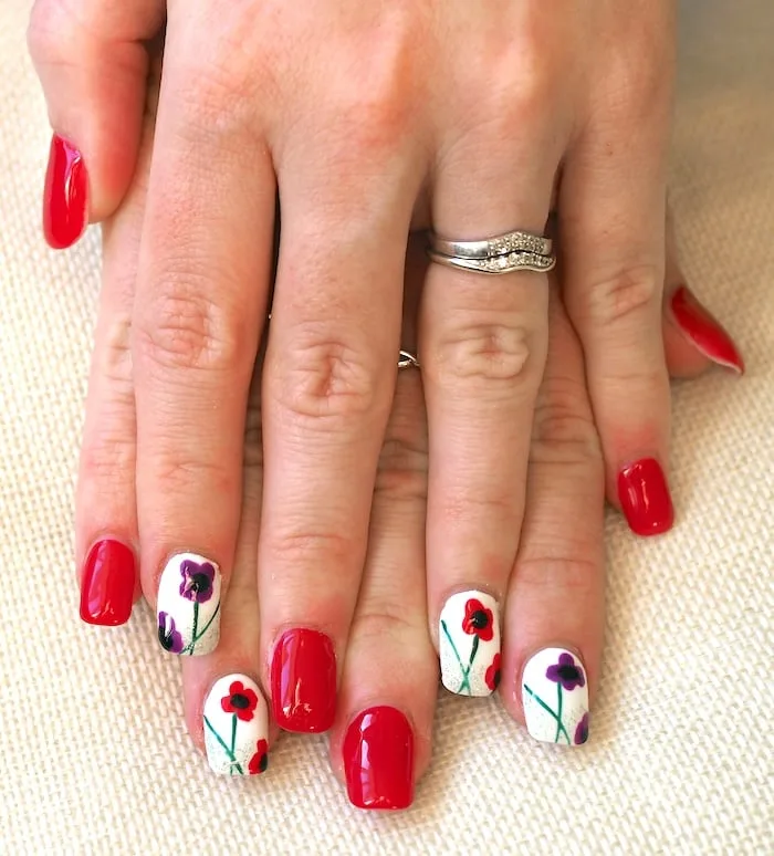 Red and white poppy flower acrylic nails.