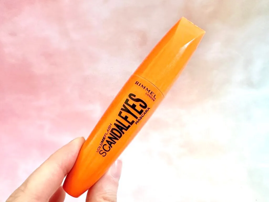 Rimmel Scandaleyes Mascara handheld in the shade Extreme Black. 