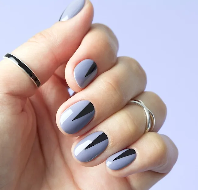 Short gray and black geometric nails.