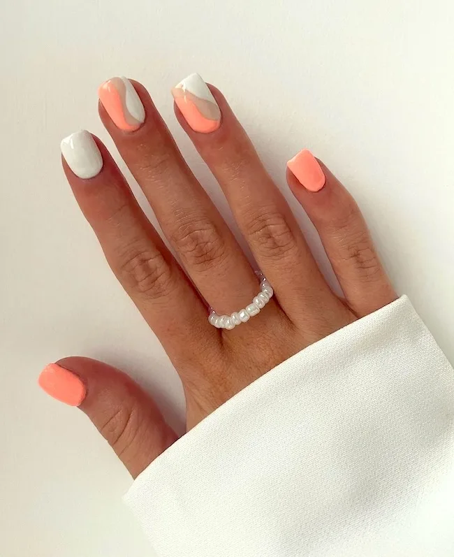 Peach and white swirl short nails.