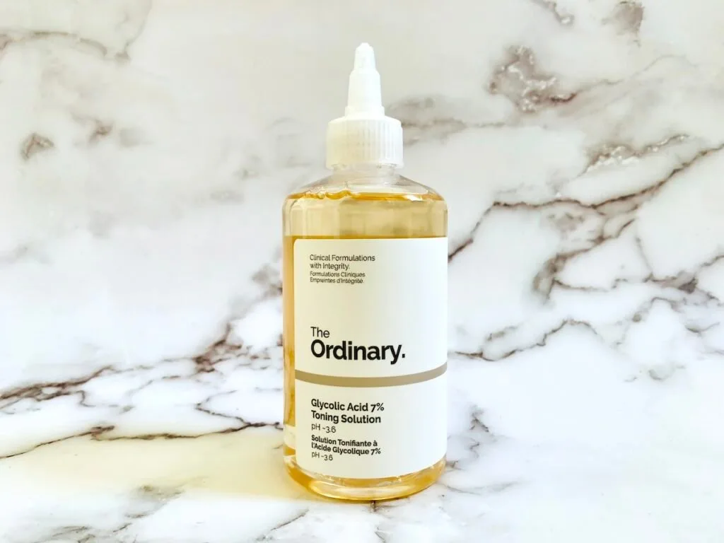 The Ordinary Glycolic Acid 7% Toning Solution on a white marble background.